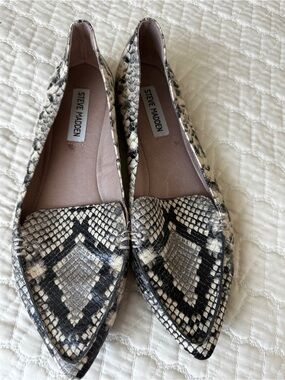 Steve Madden Snake-Print Pointed Flats in Black and Cream size 8